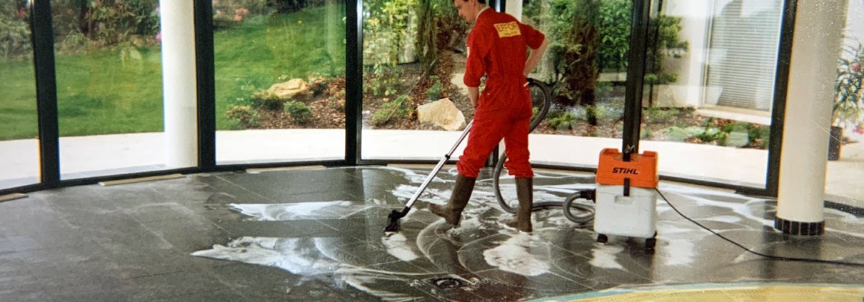 Professionnel qui nettoie le sol d'un immeuble