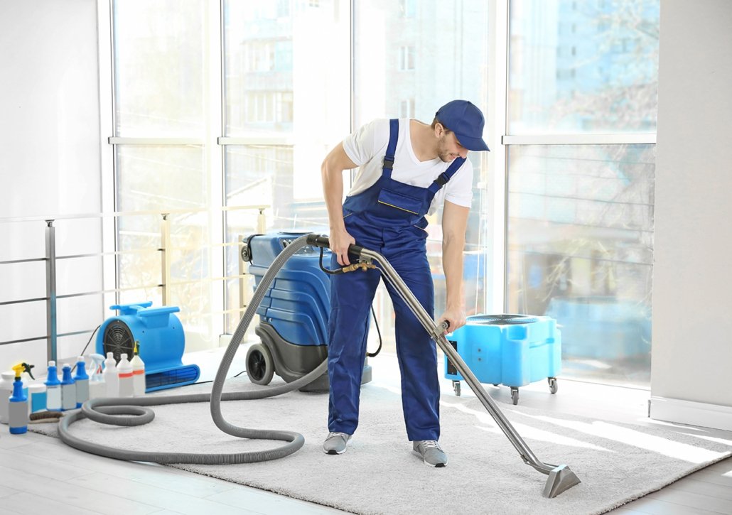 Professionnel qui effectue un nettoyage à sec d'un tapis